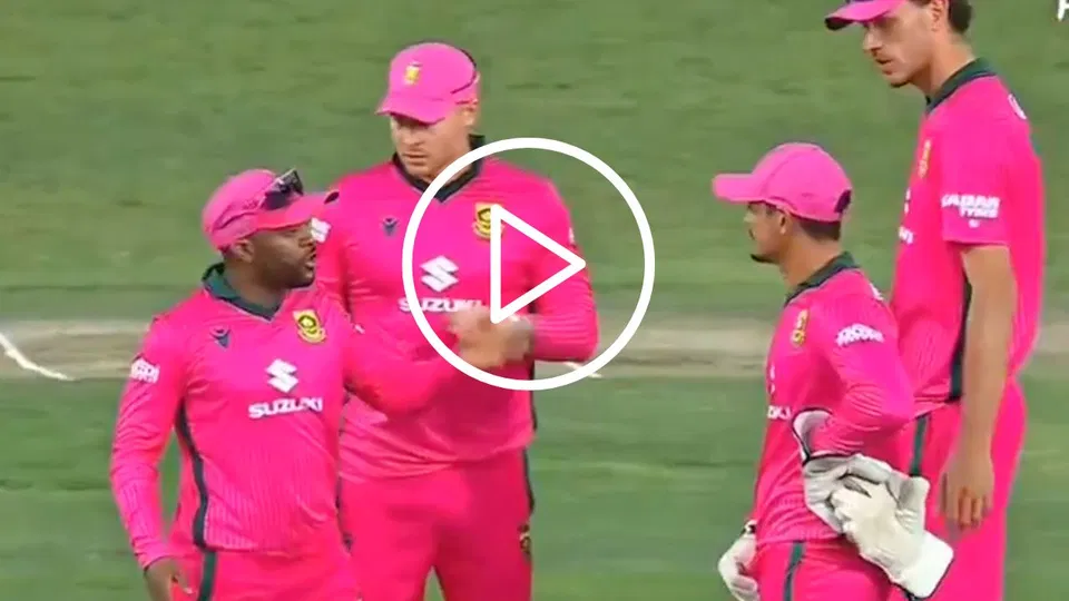 Watch- Temba Bavuma, Quinton de Kock Fight, SA Teammates Intervene